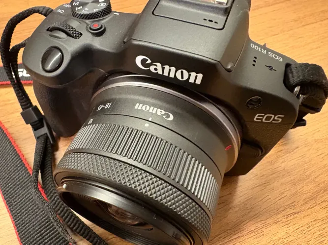 Câmera Canon EOS R100 mirrorless com lente RF-S 18-45mm, em estado de nova