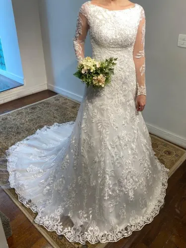 Vestido de Noiva com véu longo