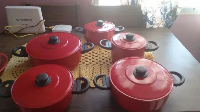 Kit de panelas vermelhas