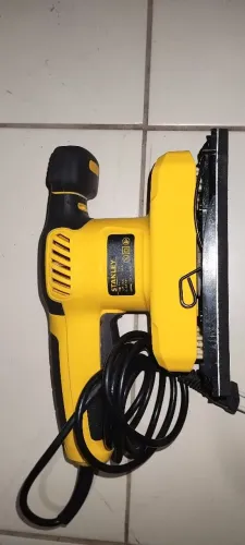 Lixadeira orbital Marca Stanley SS28 em perfeito estado.