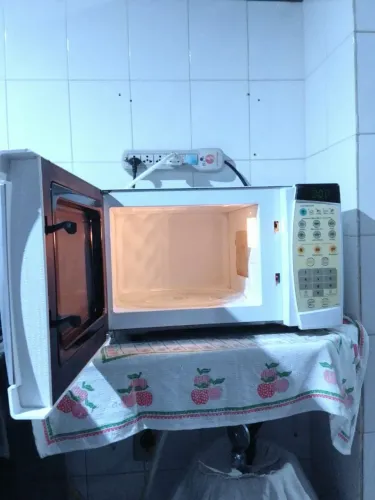 Micro-ondas Electrolux 20Lts Digital funcionando normalmente, com prato. 99913.4585 R$180