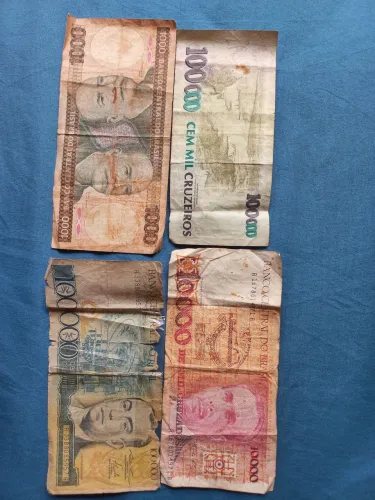 4 Notas de cruzeiros antigas. 2 Reais cada nota.