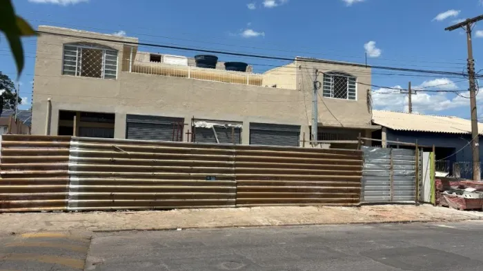 Vende- se, Tapumes de zinco usados, ideais para cercar obras, delimitar áreas