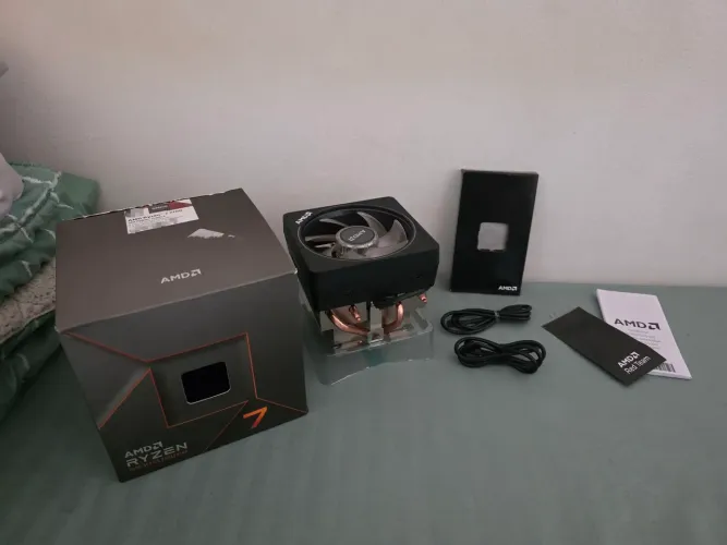 Processador AMD AM5 Ryzen 7 7700, 8 Cores e 16 Threads + Cooler Wraith Prism c/ RGB