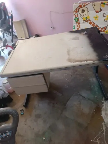 Mesa escritório em bom estado reforçada detalhe só pintar desapego 