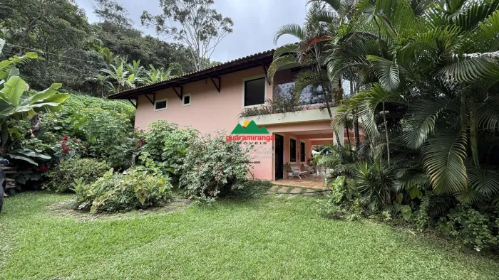 Chácara mobiliada com 2,1 hectares, 463 m² de área construída e altitude de 73