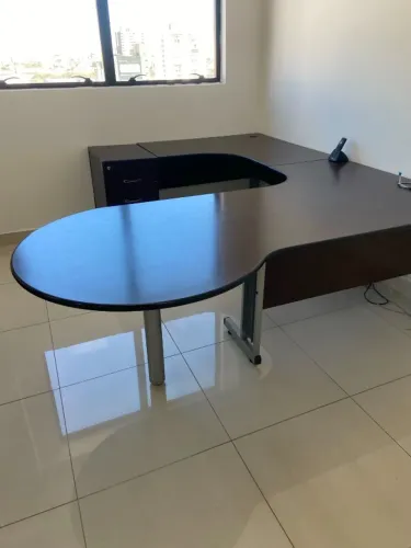 Mesa Diretoria Executiva em U com Península (Madeira Escura)