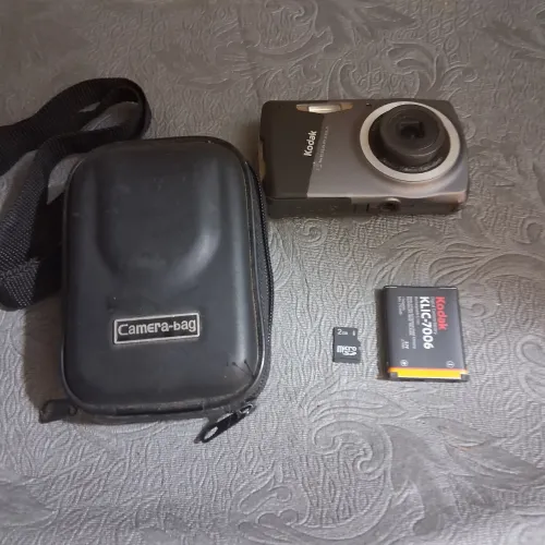 Câmera kodak Easy Share M 530 com bateria e cartão de memória.
