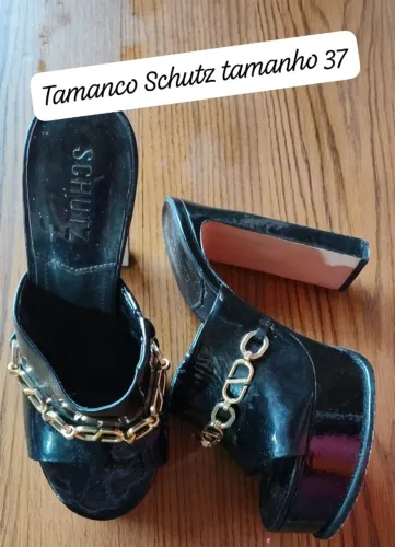 sandália schutz mule hann salto alto meia pata corrente verniz preta