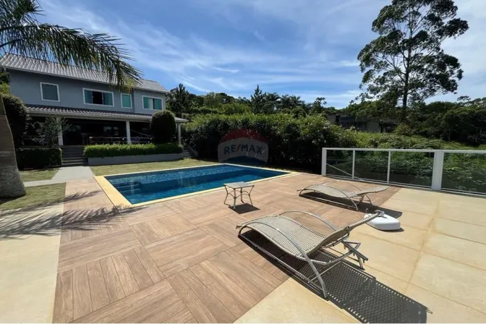 Casa com 1.159 metros - Com 3 Quartos - Piscina - no Novo Horizonte - Juiz de Fora