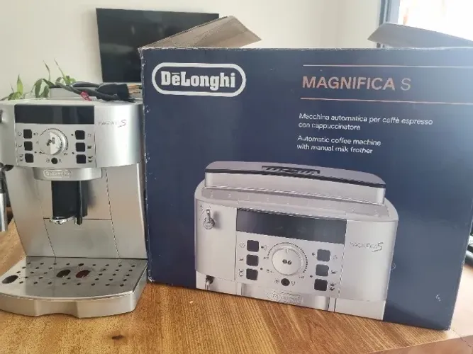 Máquina de Café Expresso Automática DeLonghi ECAM 22.110-SB - 220V
