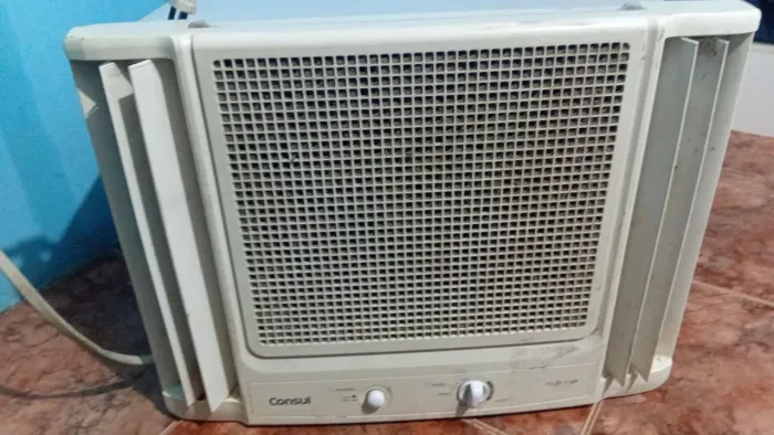 Negocia com frizer  de uma porta