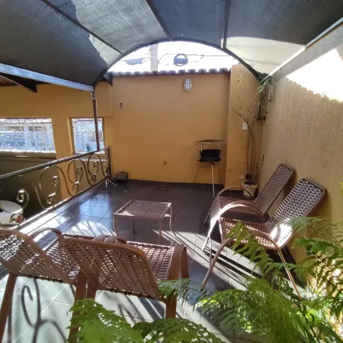 Lindo sobrado, 04 quartos, terreno exclusivo, Bairro Feliz Goiânia GO.