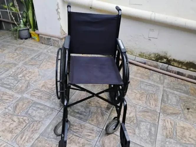 Vendo Cadeira de Rodas em ótimo estado. Magda : 9  * 