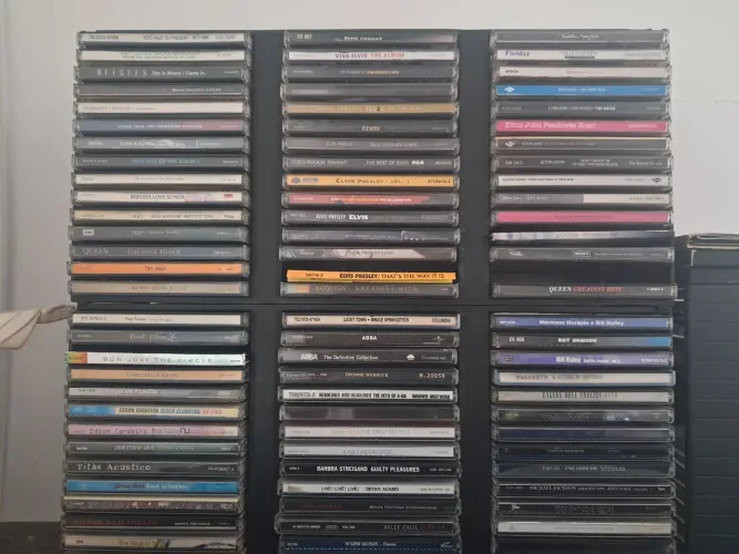 Vende-se CDs, títulos variados (elton john, elvis, phil collins) entre outros.