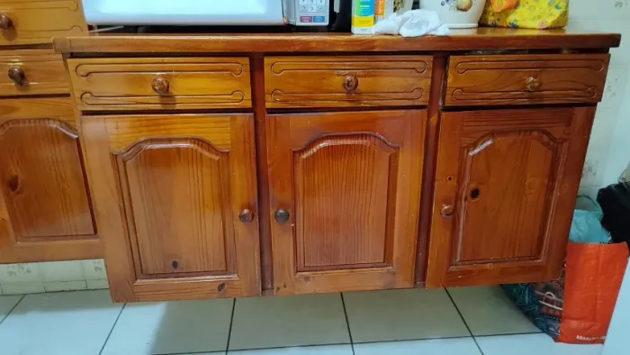 ARMÁRIOS DE COZINHA EM MADEIRA MACIÇA