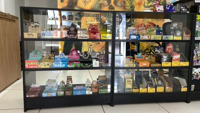 2 Balcão vitrine preto com vidro 