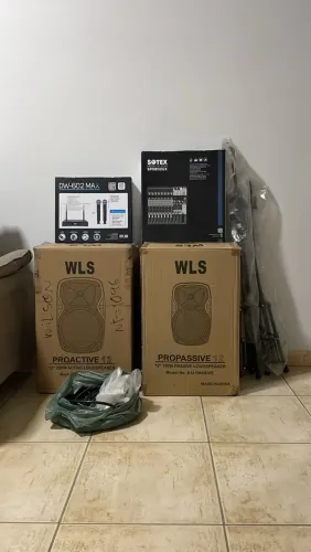 Conjunto caixas de som, mesa e microfone sem fio