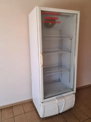 Freezer espositor, banca de fruta e balcão de atendimento