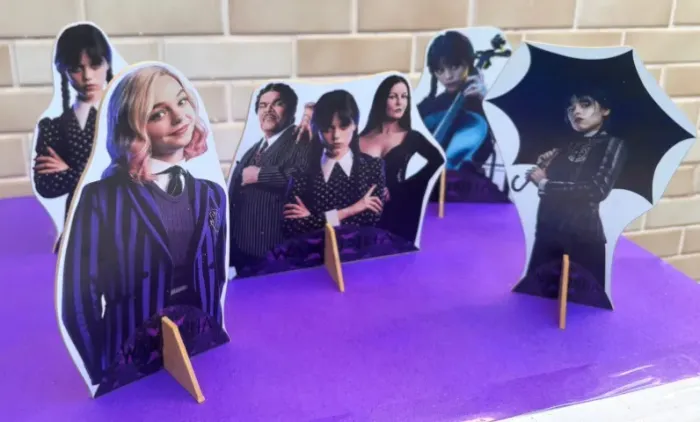 kit decoração de mesa para festa em mdf tema wandinha - 5 peças