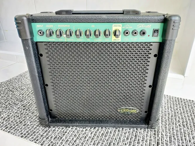 Amplificador de Guitarra Stagg 20W RMS com Delay Digital