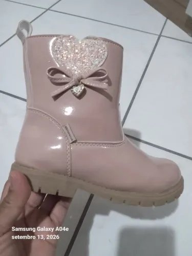 Linda bota infantil da ortopasso