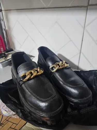 mocassim feminino preto com corrente dourada tam 36