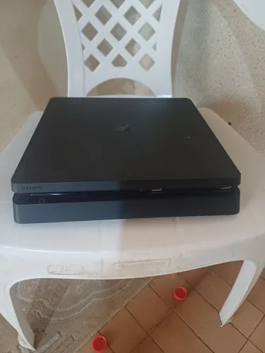 Playstation 4 slim 1tb +2 controles +2 jogos