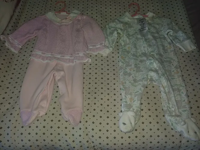 2 macacões baby menina 1 de tricô e 1 da Carters de coelhinho.