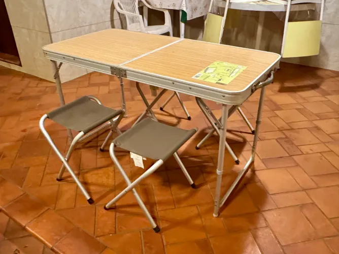Mesa Dobrável com 4 Banquinhos