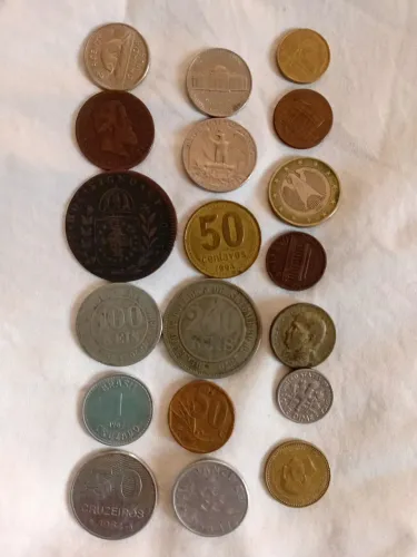 Vendo cédula e moedas antigas , lote com diferentes épocas. Interessados chamar no chat.