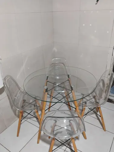Jogo de mesa de vidro e cadeiras de acrilico