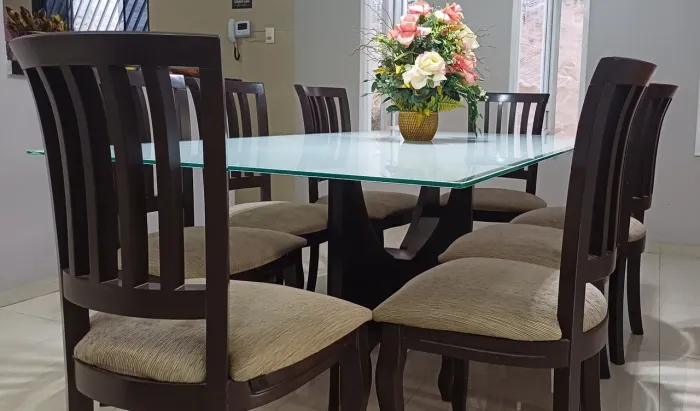 MESA DE JANTAR COM TAMPO DE VIDRO + 8 CADEIRAS 