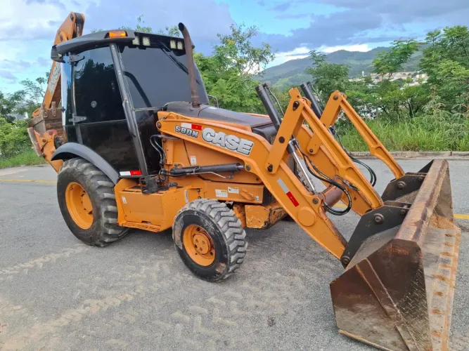 Retroescavadeira Case 580N - Ano 2014