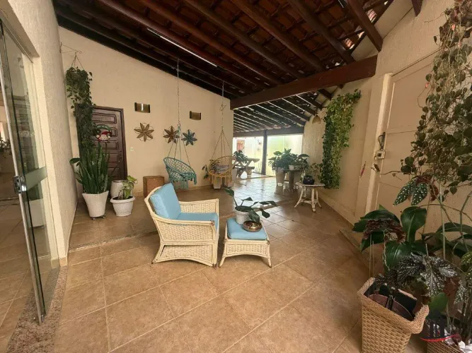Casa à venda Uberaba MG Vila Silva Campos 4 quartos 2 suítes, churrasqueira, energia sola