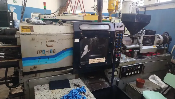 Injetora MG TPO 100 Tons 150grs PP (Trabalhando)