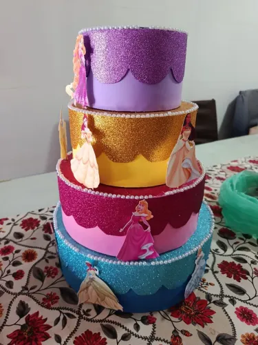 Vendo bolo Fake princesas .. 40,00