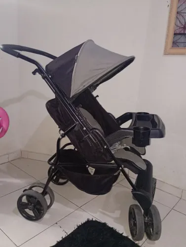 Vendo carrinho de bebê em bom estado de uso