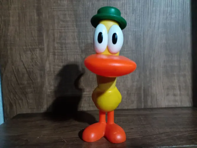 Boneco pato Pocoyo usado na condição das fotos 