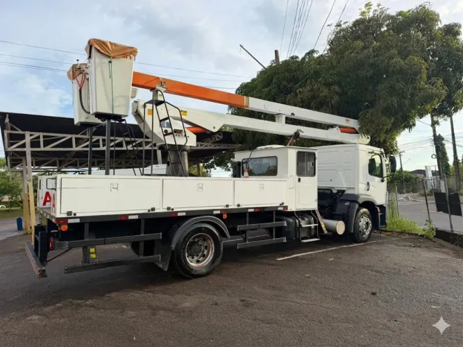 Caminhão Volkswagen 15190 - 2018/19 com cesto duplo aéreo isolado 