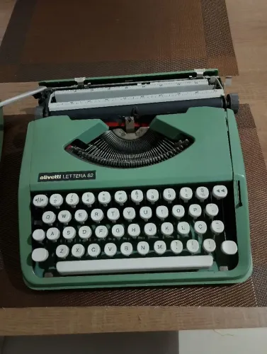 Antiga máquina de escrever Olivetti 82