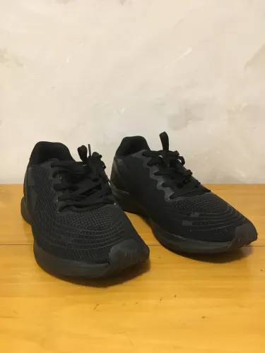Tênis preto tamanho 39
