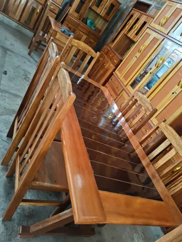 Mesa com 6 cadeiras de madeira 