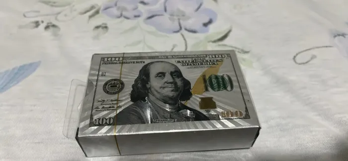 Baralho Prateado Dollar - Estampa Nota 100 Dólares (Na Caixa)
