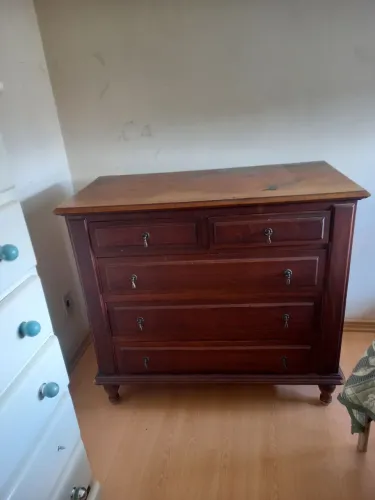 Cômoda madeira macissa. Clássica, antiga