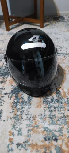 Capacete de moto número 56. R$100,00