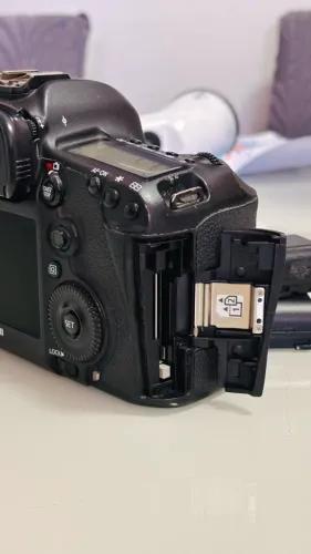 Canon 5D Mark III Corpo + 2 Baterias + Carregador + Cabos e Correia