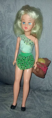 Boneca Susi pescoço de cone, com macaquinho É o tchan