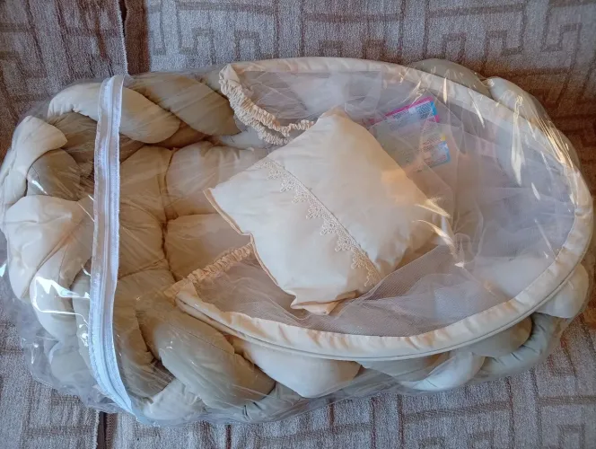 Ninho com mosquiteiro e travesseiro novo lacrado e kit fraldas c/ 2 Pacotão de Pampers
