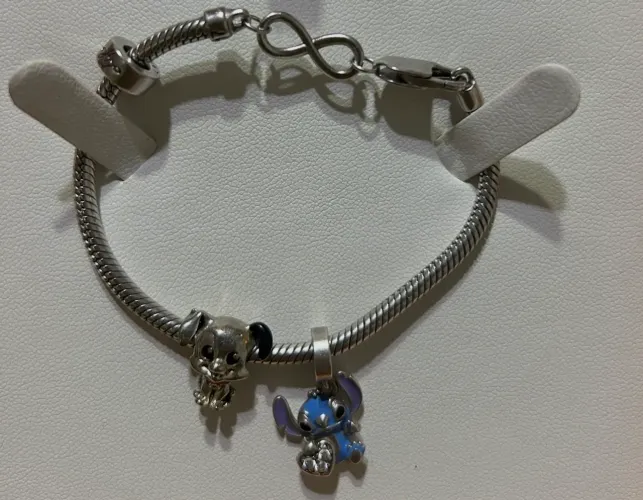 Pulseira Infinito Vivara, nova, nunca usada, oportunidade 2 berloques